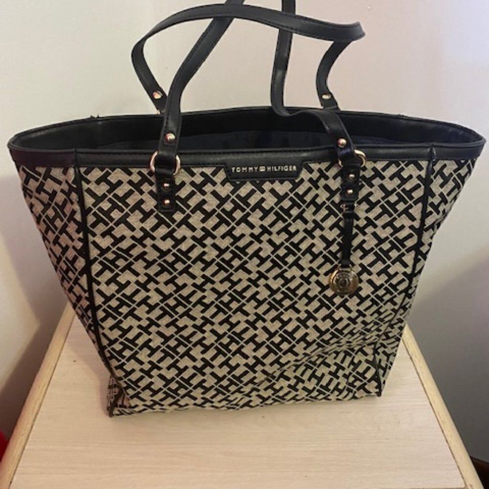 Tommy Hilfiger Black/Tan Signature Jacquard Tote Bag